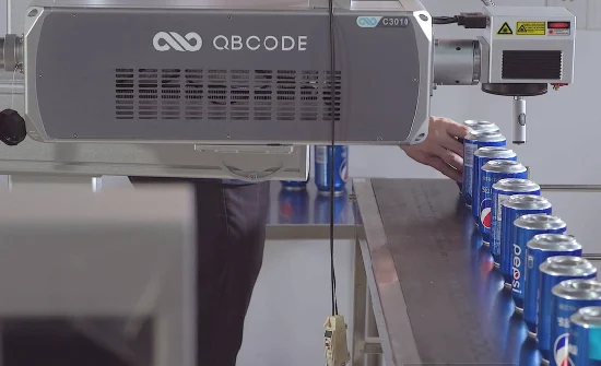 CO2-Lasermarkierungsmaschine der Qbcode C-Serie, 30 W, fliegender Online-Markierungs-/Gravur- und Schneidemaschinendrucker für Holz/Lebensmittel/Wasser/Metall mit CE